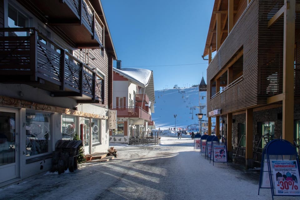 Restaurant/places to eat, Neighbourhood, Winter, Ski School, Skiing, Mountain view, Street view, Shopping Area
