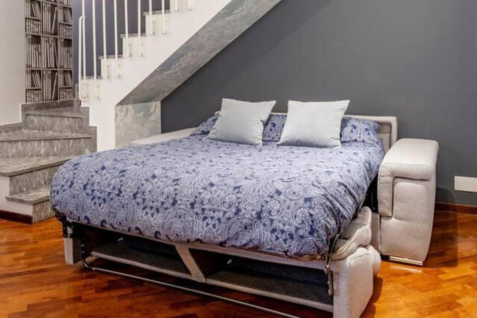 Design Villa with parking Navigli Milan sleeps5 House in Milan