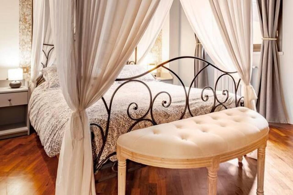 Design Villa with parking Navigli Milan sleeps5 House in Milan