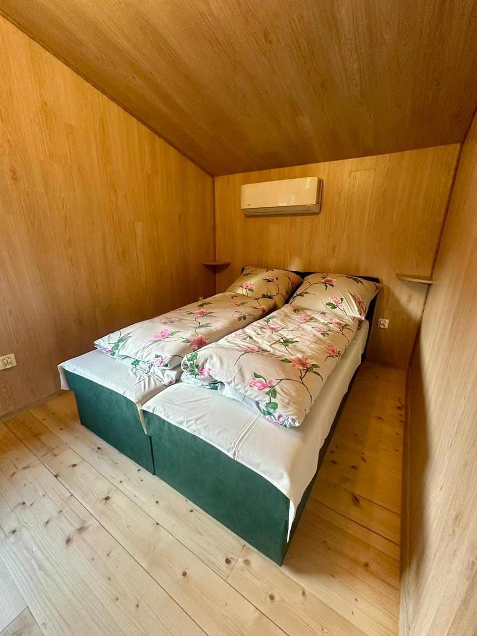Bed, Photo of the whole room, bunk bed, air conditioner