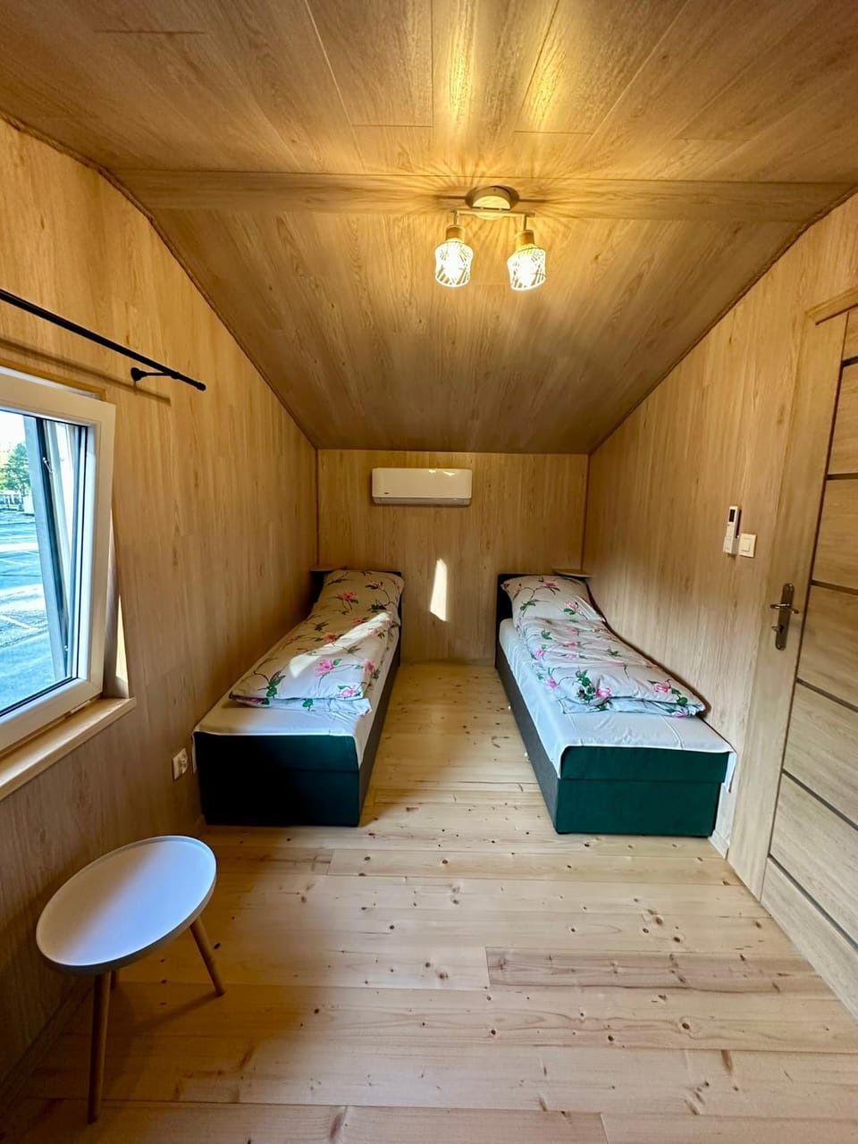 Bed, Photo of the whole room, Bedroom, air conditioner