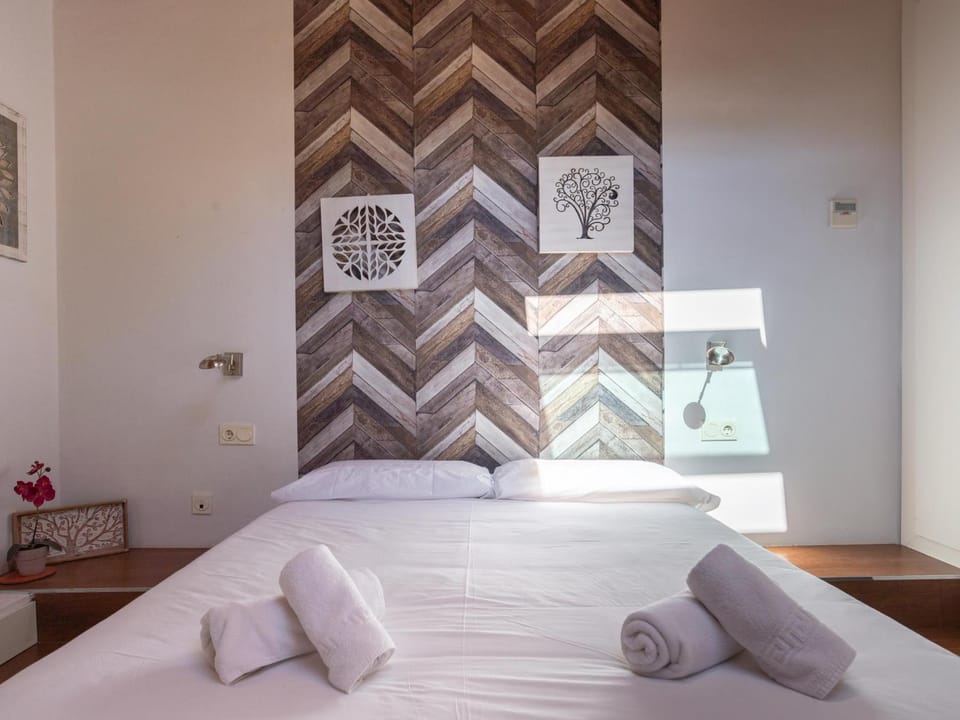 Bed, towels