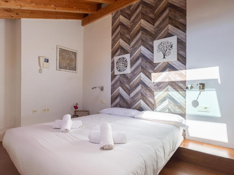 Bed, towels