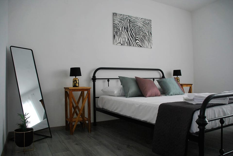 Bed, Bedroom, Bedroom, Drinks