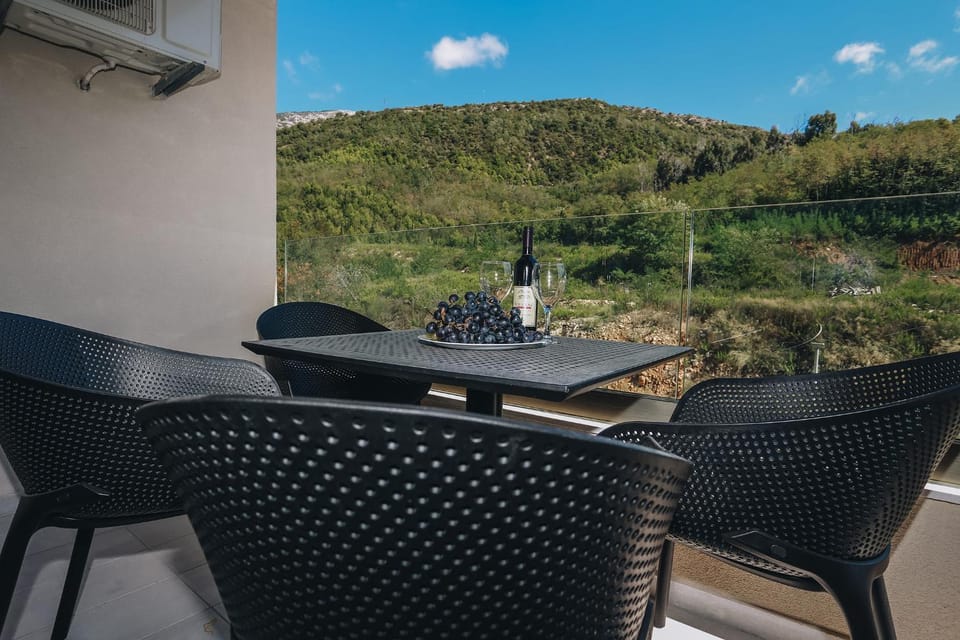 Balcony/Terrace, Mountain view