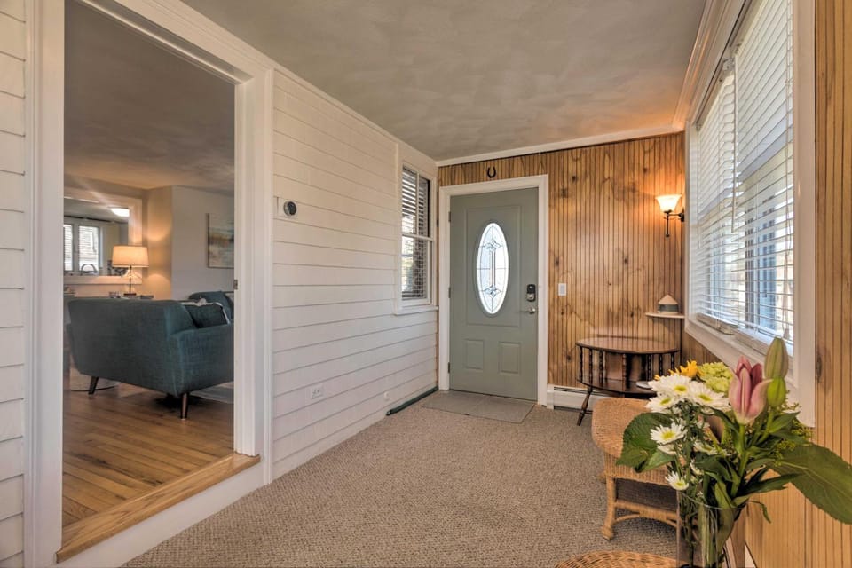 3 Mi to Dtwn & Beach! Bristol Home w/ Patio House in Warren