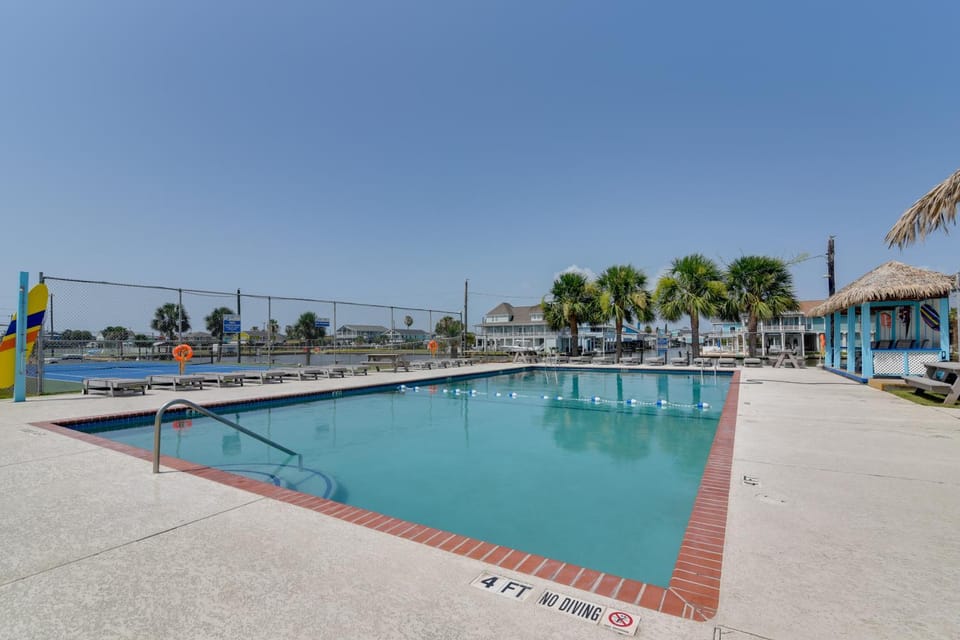 1 Mi to Sea Isle Beach: Canal-Front Gem w/ Dock! House in Galveston Island