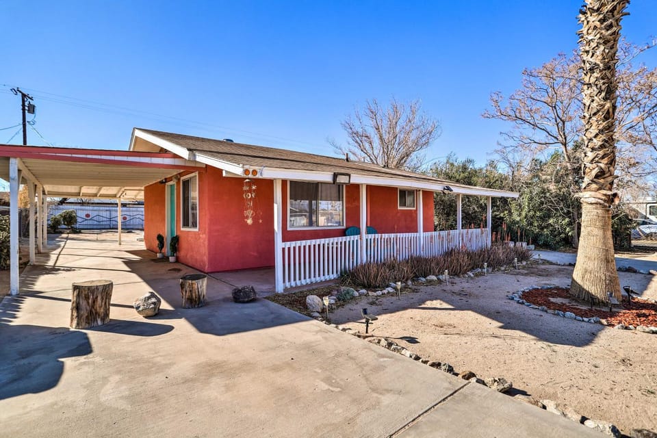 Cali Desert Oasis w/ Hot Tub + Mtn Views! House in Twentynine Palms