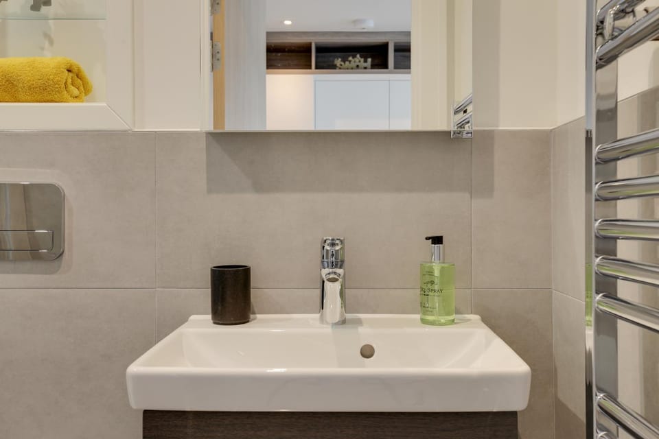 Kings Road Apartments Apartment in Brentwood