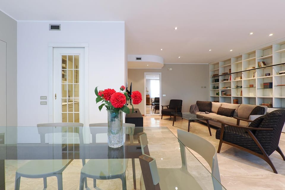 Living room, Seating area, Lunch