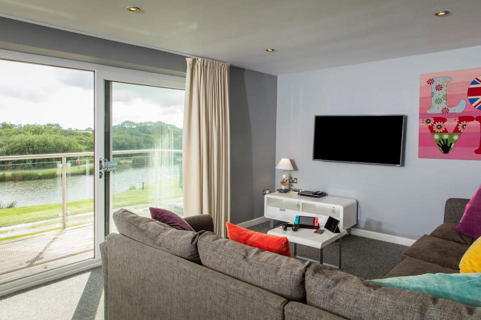 PointBreak Sleeps 12 with hot tub-Great celebration house-Dog friendly Resort in Saint Columb Major