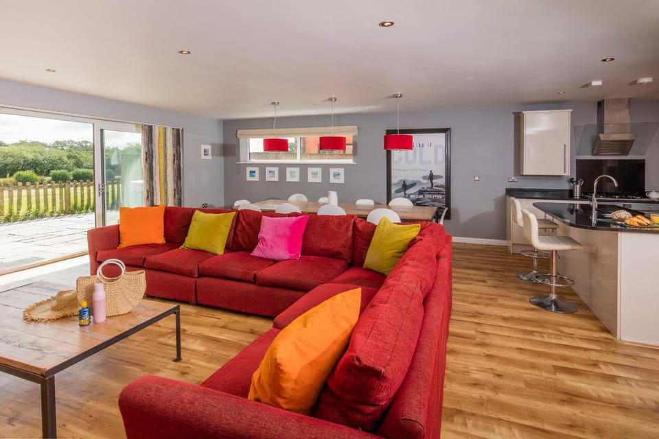 PointBreak Sleeps 12 with hot tub-Great celebration house-Dog friendly Resort in Saint Columb Major