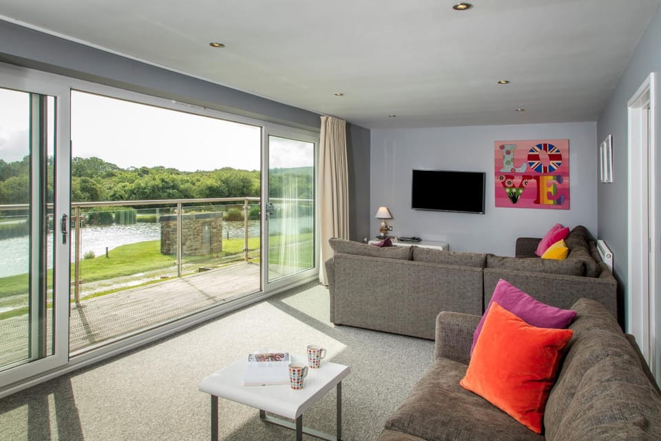 PointBreak Sleeps 12 with hot tub-Great celebration house-Dog friendly Resort in Saint Columb Major