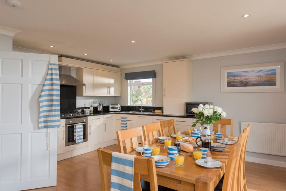 Coffee/tea facilities, Kitchen or kitchenette, Food and drinks, Dining area, Food, Lake view, Breakfast, Dinner, dishwasher, minibar, oven, pet friendly, stove, toaster