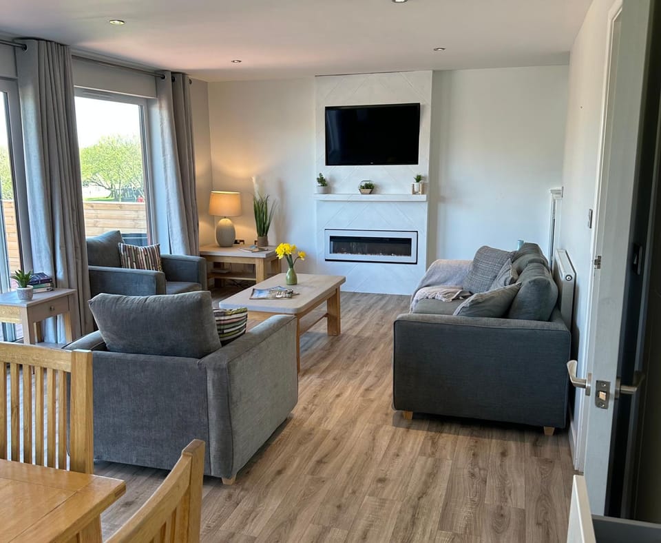 TV and multimedia, Living room, Seating area, Evening entertainment