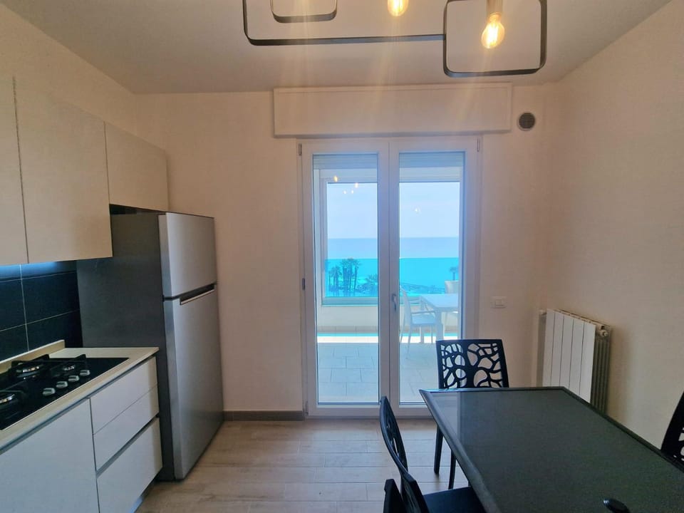 Kitchen or kitchenette, Dining area