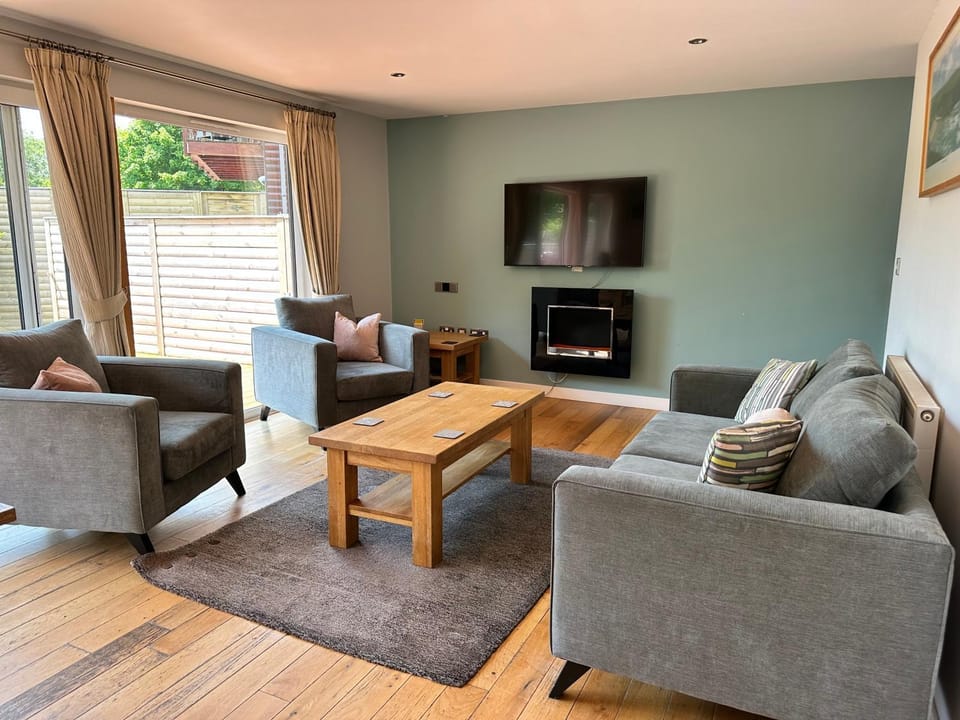 Swallow Lodge with Hot Tub, dogs welcome sleeps 8, Great resort Facilities Resort in Saint Columb Major