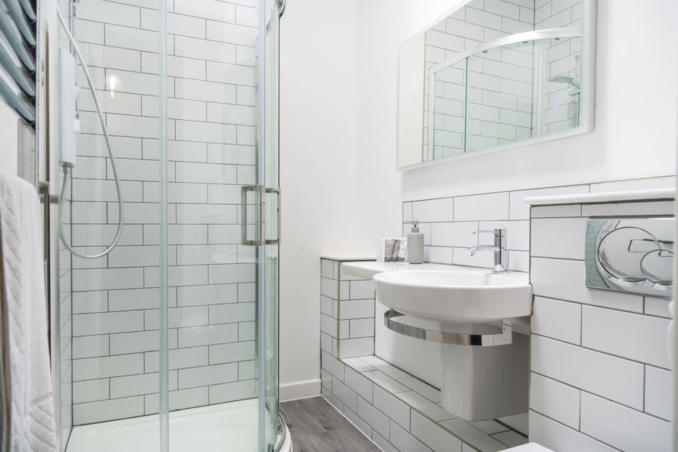 Shower, Toilet, Bathroom, towels