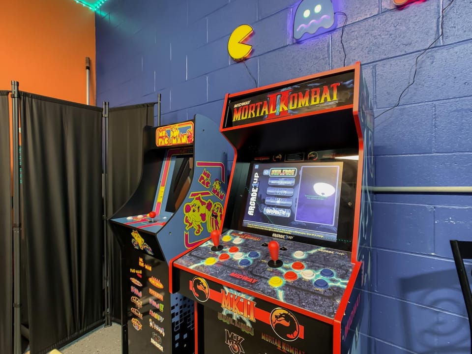 Pool & arcade game room - Orlando Area escape House in Four Corners
