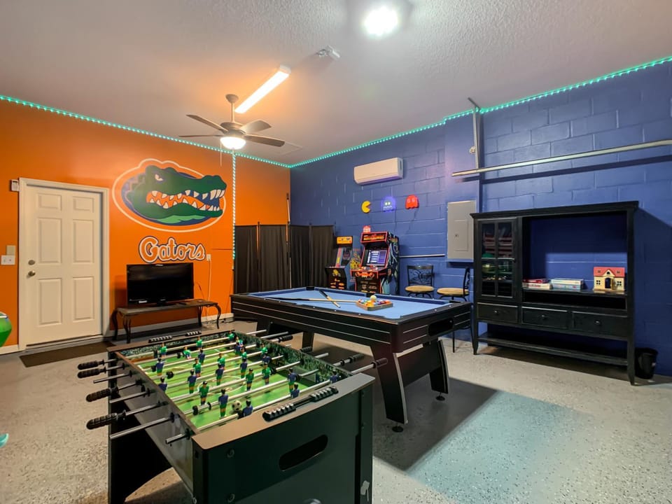 Pool & arcade game room - Orlando Area escape House in Four Corners