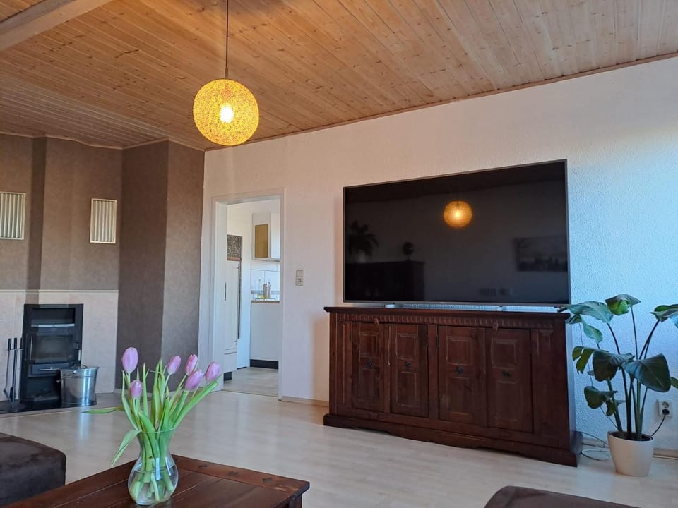 Communal lounge/ TV room, TV and multimedia, Living room, Seating area, Evening entertainment
