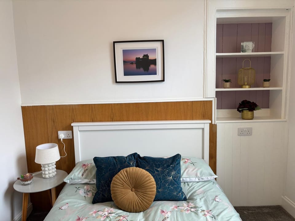 Newly refurbished town centre apartment Apartment in Oban