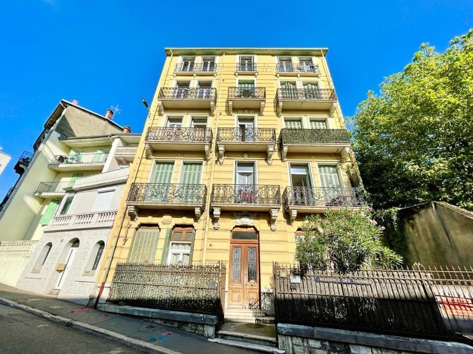 Studio centre ville avec ascenseur 3min des thermes Apartment in Aix-les-Bains