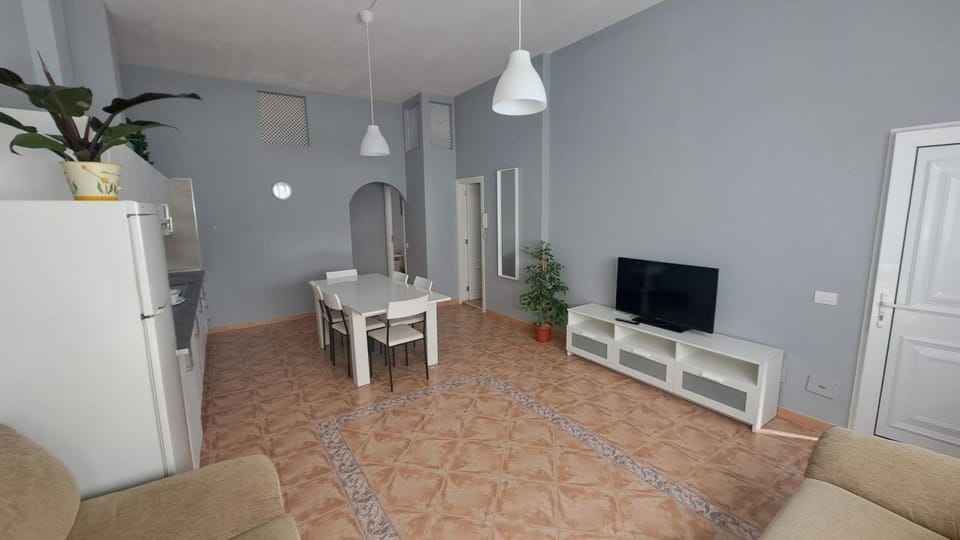 Communal lounge/ TV room, TV and multimedia, Living room, Seating area, Dining area
