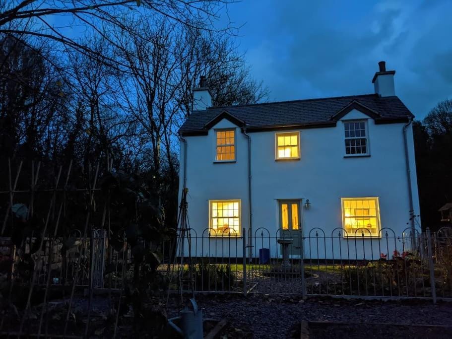 Riverside cottage walking distance into Caernarfon House in Caernarfon