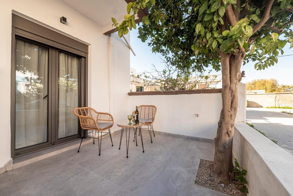 Facade/entrance, Balcony/Terrace