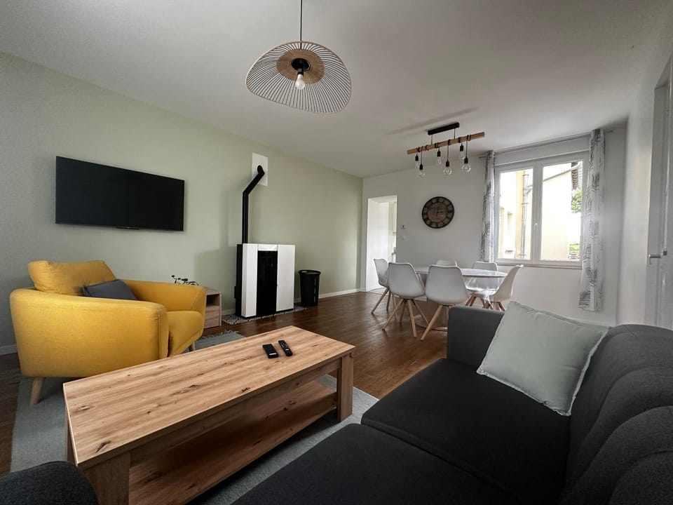 Communal lounge/ TV room, TV and multimedia, Living room, Seating area, Dining area