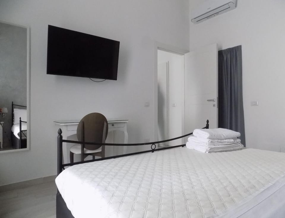 TV and multimedia, Photo of the whole room, Bedroom, air conditioner