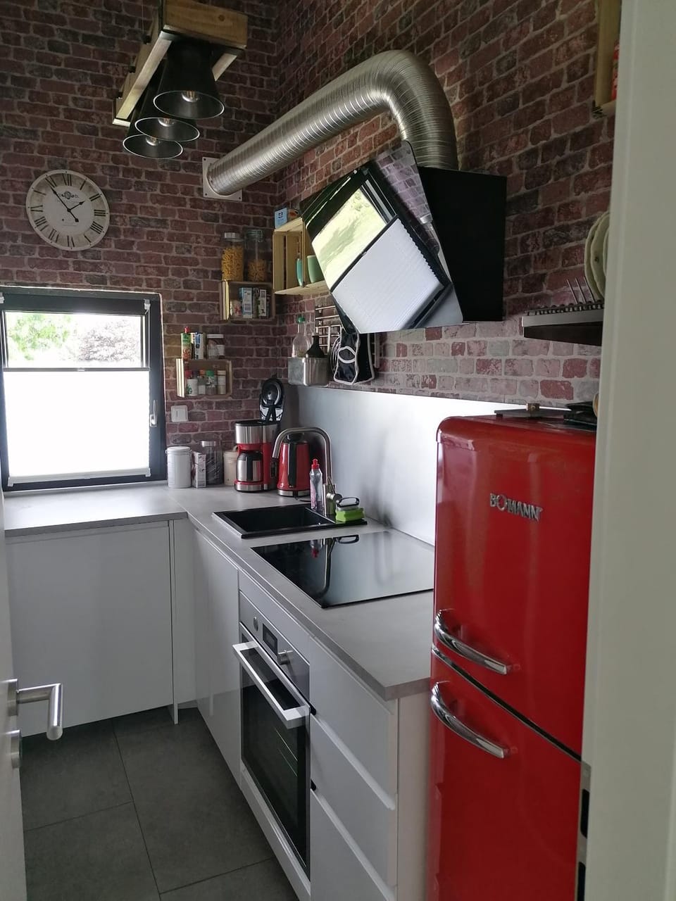 Coffee/tea facilities, Kitchen or kitchenette, dishwasher, oven, stove