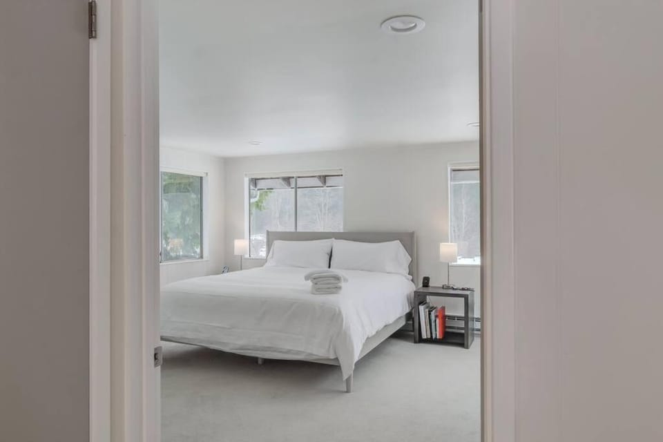 Bed, Photo of the whole room, Bedroom, River view
