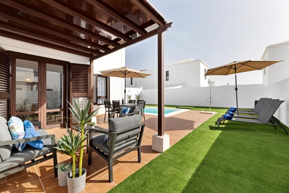 Lanzarote Villa Arts Prívate Heated Pool Villa in Playa Blanca