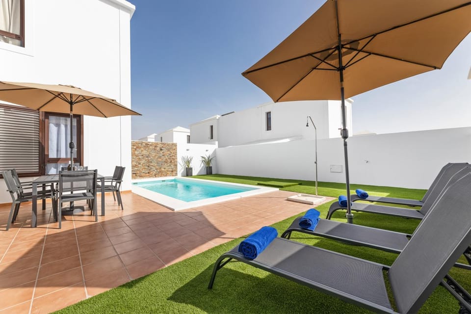 Lanzarote Villa Arts Prívate Heated Pool Villa in Playa Blanca