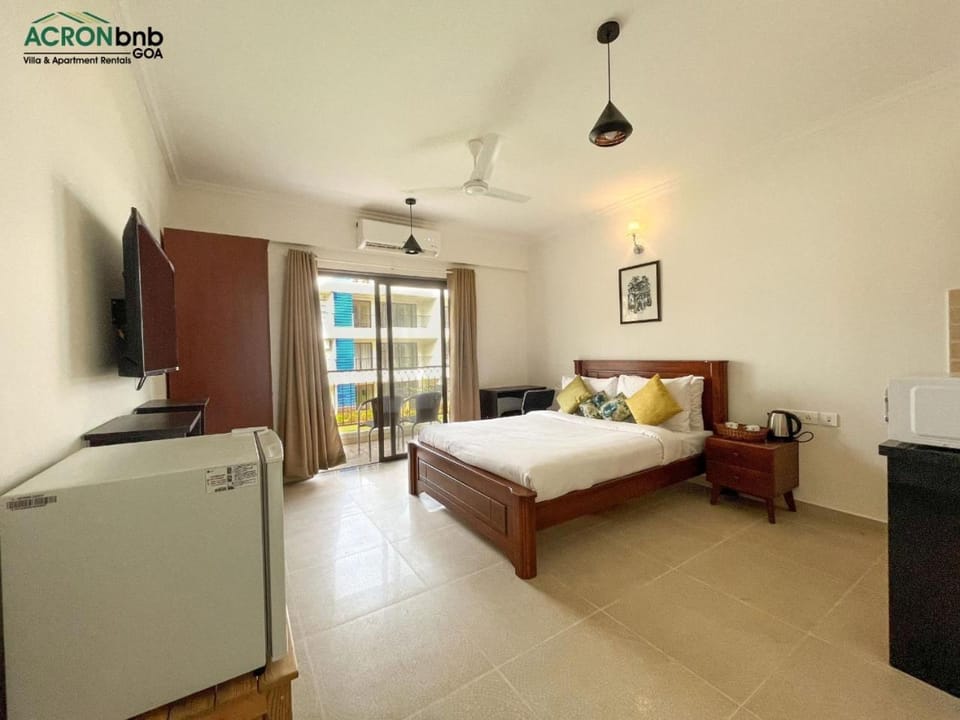 Bed, TV and multimedia, Photo of the whole room, Bedroom, fireplace, air conditioner