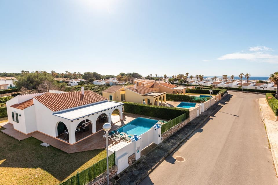 Balcony/Terrace, Pool view, Street view