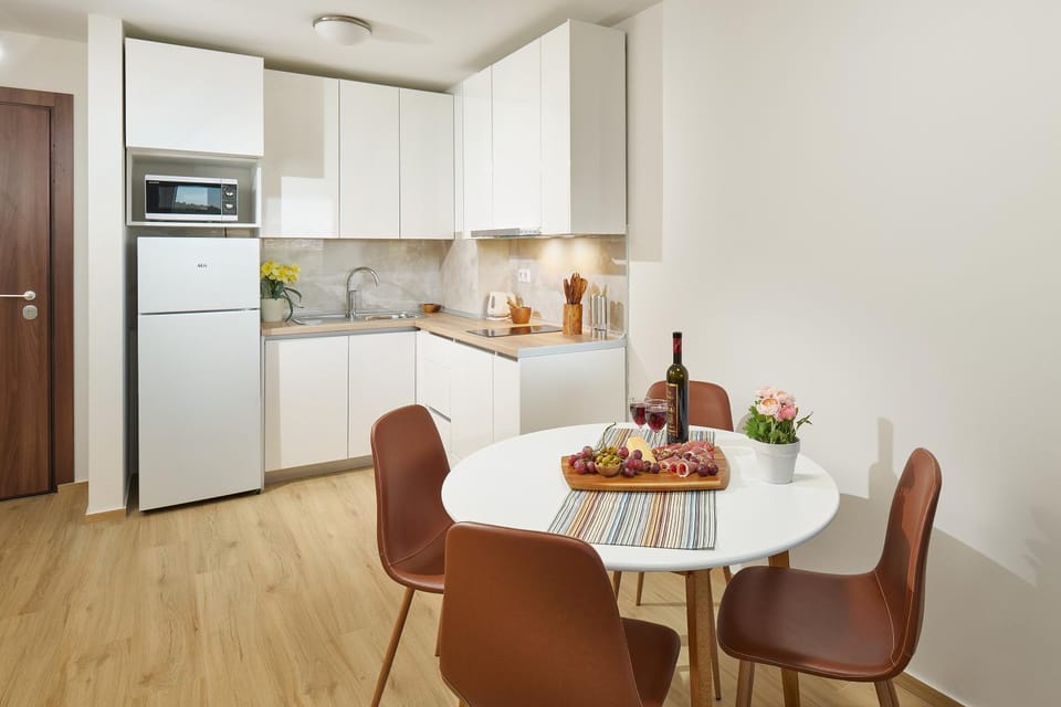 Kitchen or kitchenette, Dining area