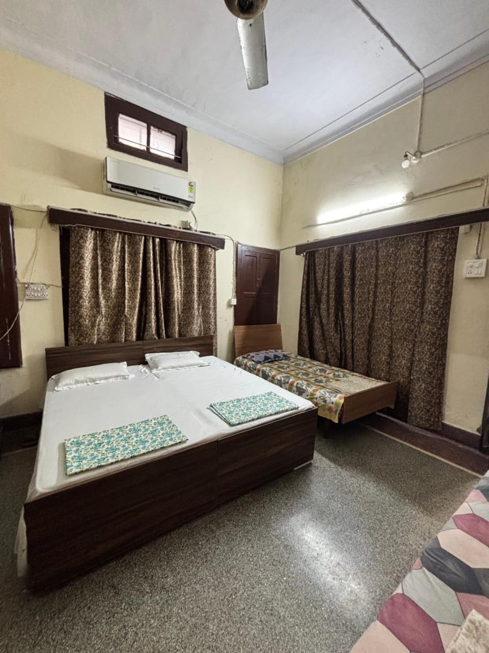 Bed, Bedroom, towels, air conditioner