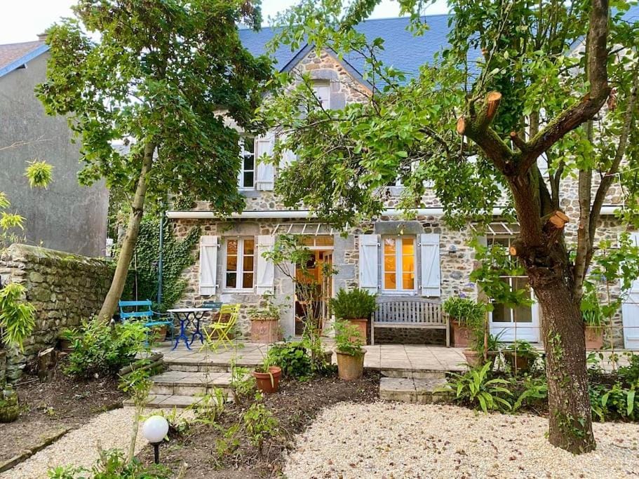 Property building, Patio, Facade/entrance, Garden, Garden view