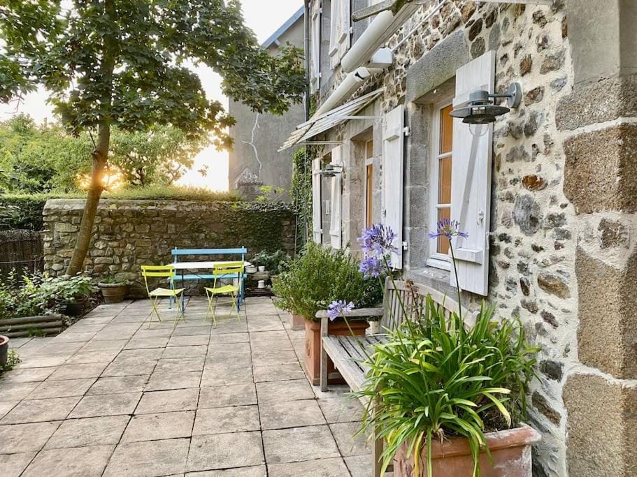 Property building, Patio, Facade/entrance, Garden