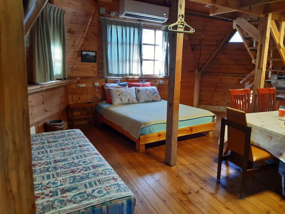 בקתת עץ בחורש במנות - דום גיאודזי - Wooden cabin in Manot Cabin in North District