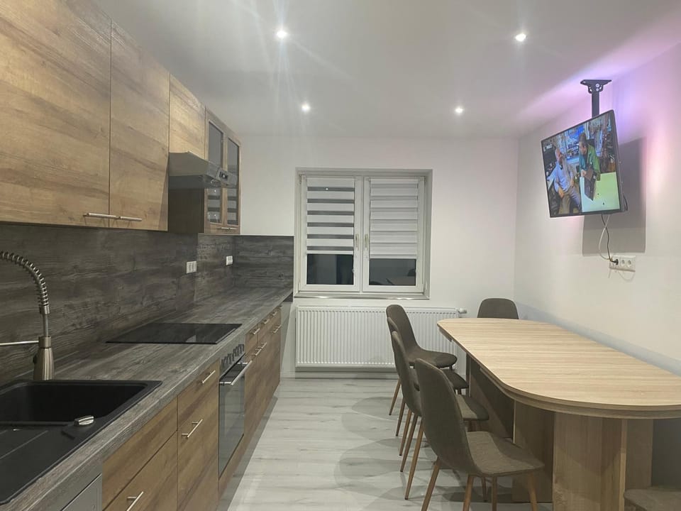 Kitchen or kitchenette, Dining area, Communal kitchen