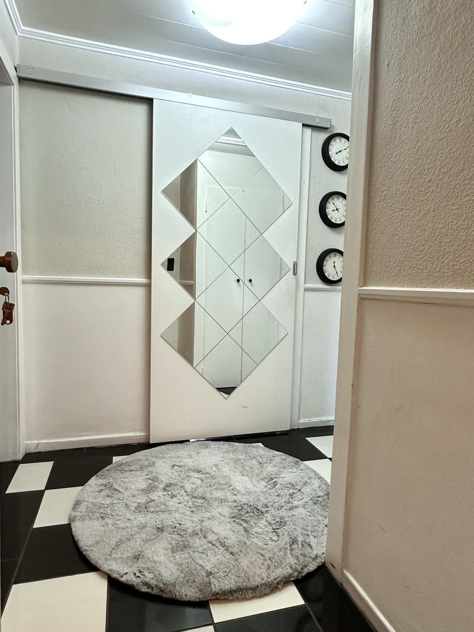 Duisburg FeelHome, Flughafen nah,2-Schlafzimmer, Badewanne, Zentral, WiFi, Top Floor Apartment in Duisburg