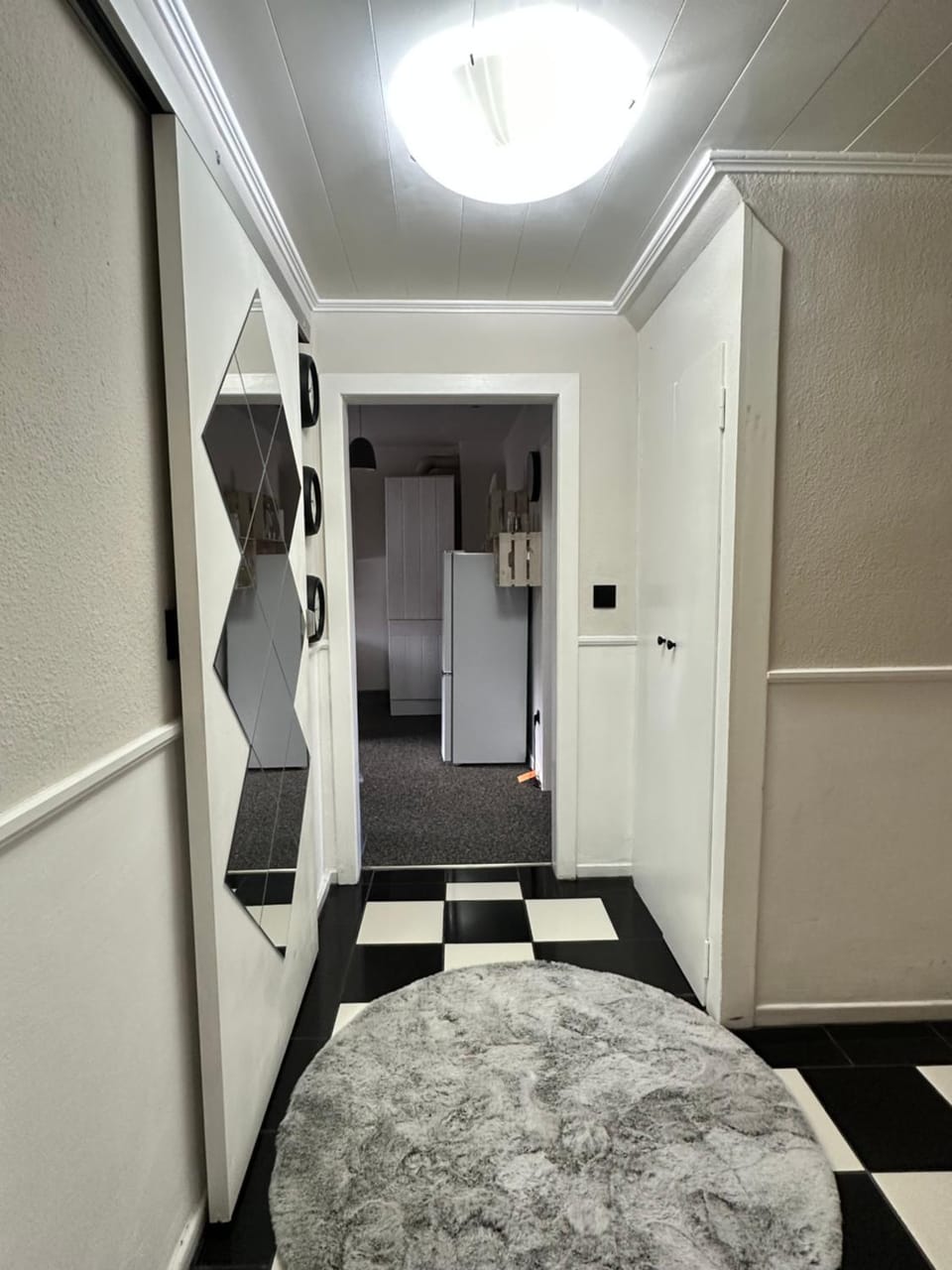Duisburg FeelHome, Flughafen nah,2-Schlafzimmer, Badewanne, Zentral, WiFi, Top Floor Apartment in Duisburg