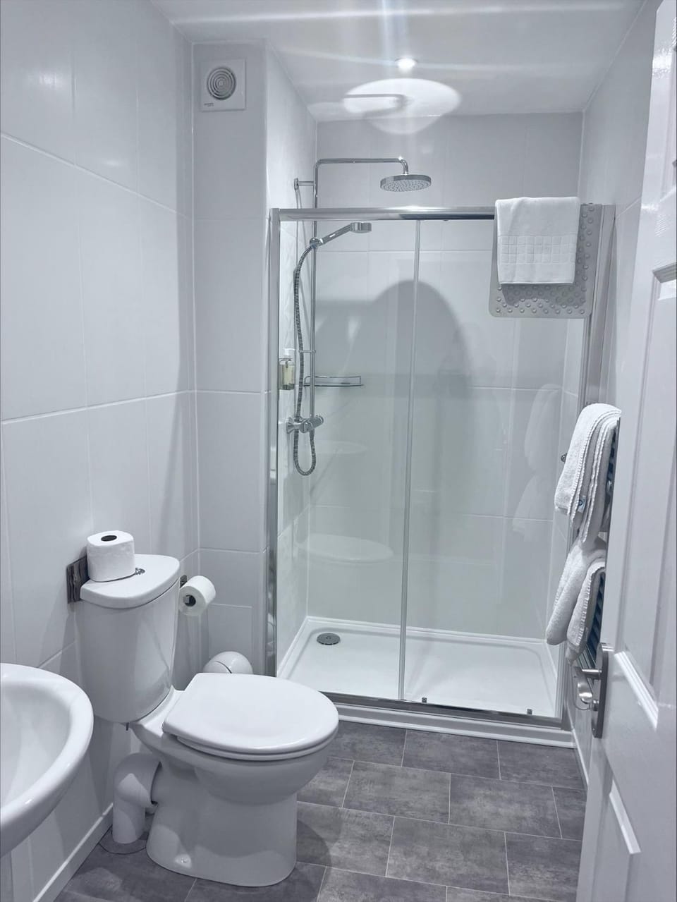 Shower, Toilet, Bathroom, towels