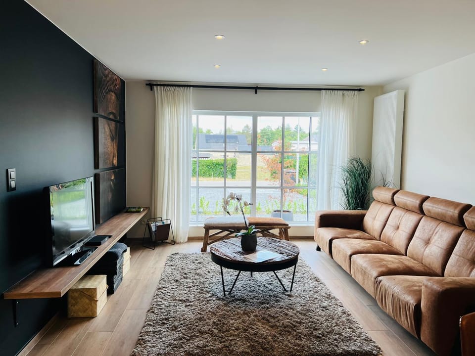 Communal lounge/ TV room, TV and multimedia, Living room, Seating area