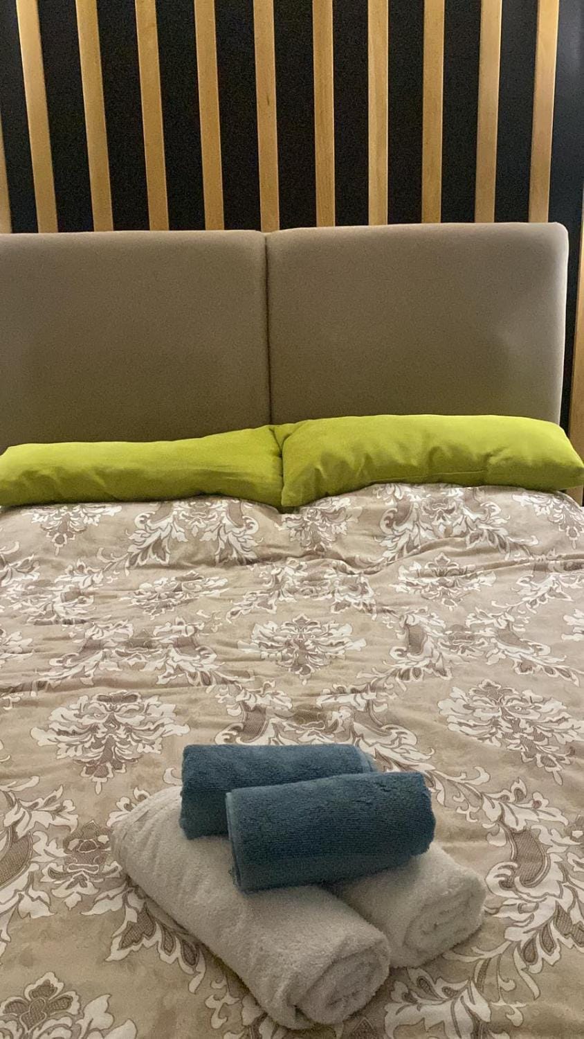 Bed, Bedroom, towels