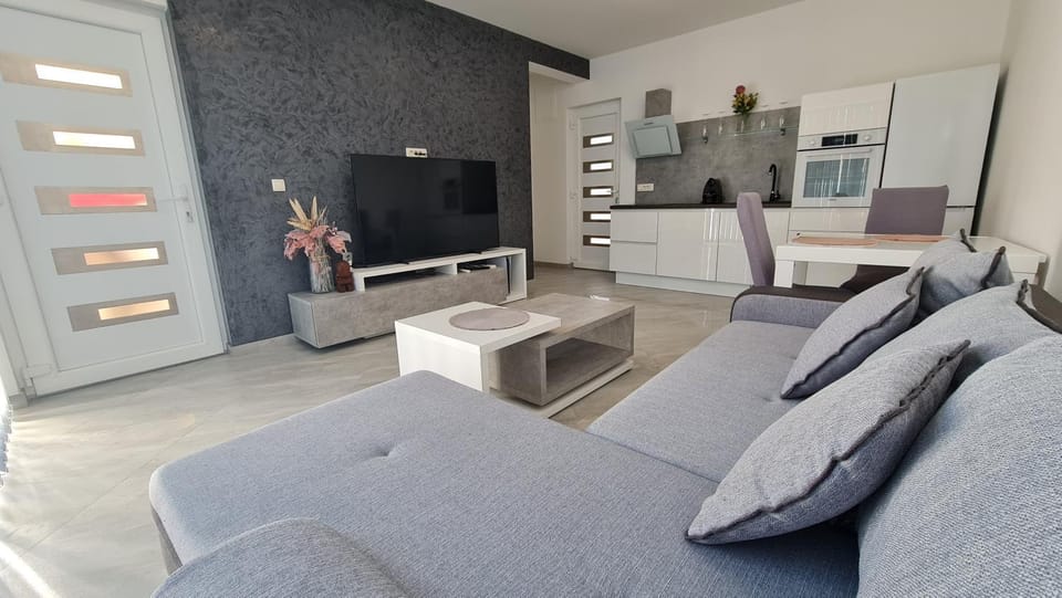 Communal lounge/ TV room, TV and multimedia, Living room, Seating area